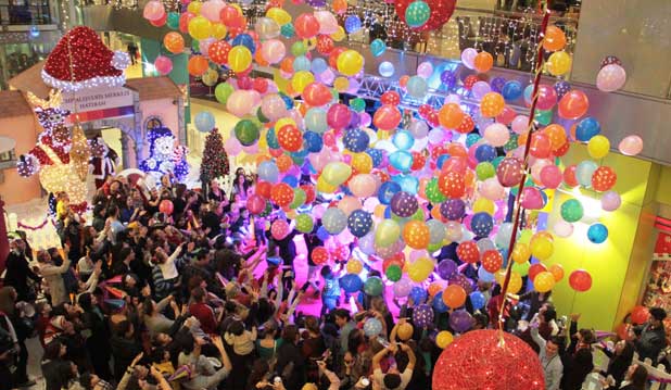 Çocuklara özel yılbaşı partisi Trump’ta! Trump Alışveriş Merkezi, 27-28 Aralık tarihlerinde çocuklar için yılbaşı partileri düzenliyor. 14:00-17:00 saatleri arasında özel olarak oluşturulacak parti alanında renkli etkinlikler, dans şovlar, Noel Baba ve sürpriz hediyeler olacak! Katılım ücretsiz!