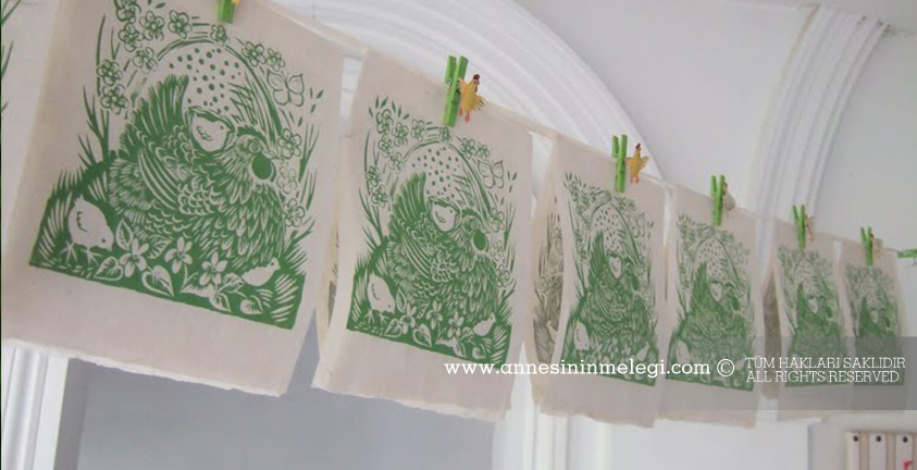 Mandallar ve resimlerle evde bir mini bir sergi açın. İhtiyacınız biraz mandal ve biraz ip: