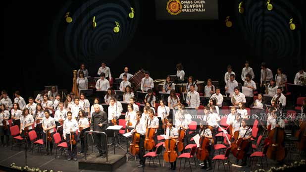 Doğuş Çocuk Senfoni Orkestrası, Mozart’ın Sihirli Dünyası’nı Sahneye Taşıyor Türkiye’nin ilk ve tek ulusal çocuk senfoni orkestrası olan Doğuş Çocuk Senfoni Orkestrası (DÇSO), kuruluşunun 11. yılında, 23 Nisan’a özel bir gösteriyle sahneye çıkıyor. DÇSO, Sihirli Flüt operasından esinlenerek hazırlanan ve 24 Nisan Pazar günü TİM Show Center’da iki kez sahnelenecek Mozart’ın Sihirli Dünyası’nda ünlü operadan bölümler seslendirecek. Yazar ve yönetmenliğini Murat Göksu’nun yaptığı Mozart’ın Sihirli Dünyası’nda DÇSO müzik direktörü Rengim Gökmen yönetiminde sahnede olacak. Televizyonların küçük yıldızı Ata Berk Mutlu’nun Mozart’ın çocukluğunu canlandıracağı gösteride, Mozart rolünü de ünlü oyuncu Serhat Kılıç oynayacak.