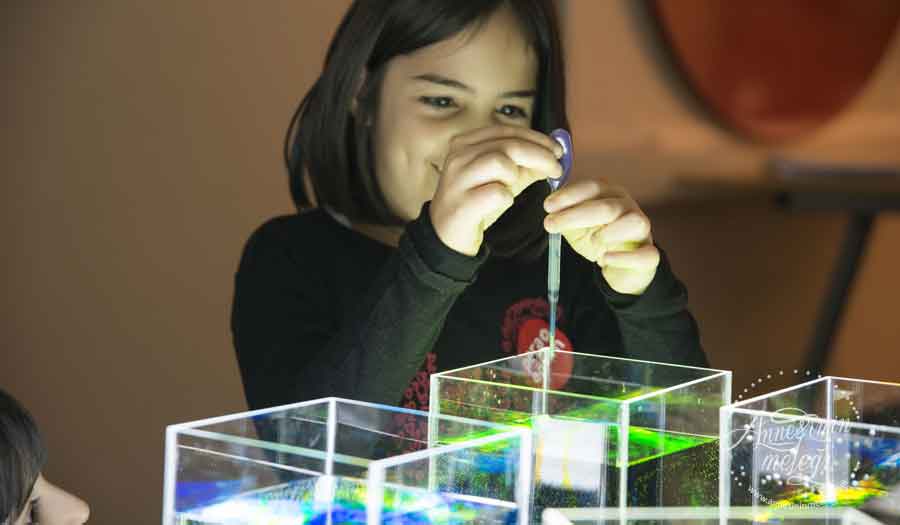 Çocuklar, Yarıyıl Tatilinde Pera Müzesi’nde! Pera Eğitim, “Félix Ziem: Işık Denizinde Bir Gezgin” ile “Balkanlardan Gelen Soğuk Hava” sergileri ve Suna İnan Kıraç Vakfı Koleksiyon sergileri kapsamında birbirinden farklı, eğlenceli ve sanat dolu atölyelere yarıyıl tatilinde de devam ediyor. 4-6 ve 7-12 yaş gruplarına yönelik geliştiren atölyeler, 24 Ocak- 5 Şubat 2017 tarihleri arasında çocukları bekliyor. Yarıyıl Tatili,pera müzesi,4-6 yaş grubu,Kahvenin Ritmi,“Osmanlılar Hayal Sahnesi’nde” atölyesi,"Müzem Elimde” atölyesi. Güncel Çocuk Etkinlikleri - Tiyatro, Gösteri, Atölye,Çocuk Atölyeleri, çeşitli etkinlikler,Çocuk etkinlik ve mekan önerileri,İstanbul'da çocuklarla gezilecek müzeler, atölye çalışmaları, açık hava aktiviteleri,Çocuk Oyunları,çocuk tiyatroları,ücretsiz etkinlik,istanbul etkinlikleri,çocuk etkinlikleri,çocuk aktiviteleri,haftasonu çocuk etkinliği, haftasonu n yapsak,haftasonu çocuk için,çocuk etkinlikleri,çocuk etkinlikleri,11 yaş çocuk etkinlikleri,8 yaş çocuk etkinlikleri, anne çocuk etkinliği ,cumartesi çocuk etkinlikleri,istanbul avrupa yakası çocuklar için kurs ve etkinlik,istanbul avrupa yakasinda somestr etkinligi,karne aktıvıtelerı,karne günü etkınlıklerı, ucretsiz bebek etkinlikleri,belediyesi çocuk etkinlikleri,cocuk aktiviteleri,çocuklar için etkinlikler,istanbul avrupa yakasinda somestr etkinligi,istanbul avrupa yakası çocuklar için kurs ve etkinlik,7-12 yaş çocuk festivaller 2017,7-12 yaş çocuk festivaller 2016