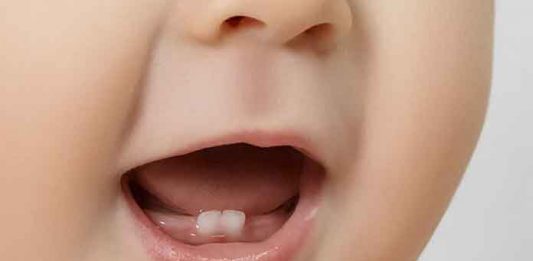 Diş çıkaran bebeğiniz için öneriler... Bebekler ilk altı aylık dönemlerinden sonra diş çıkarmaya bağlı ateş, halsizlik, huysuzluk ve salya akıntısı gibi sıkıntılar yaşayabilir