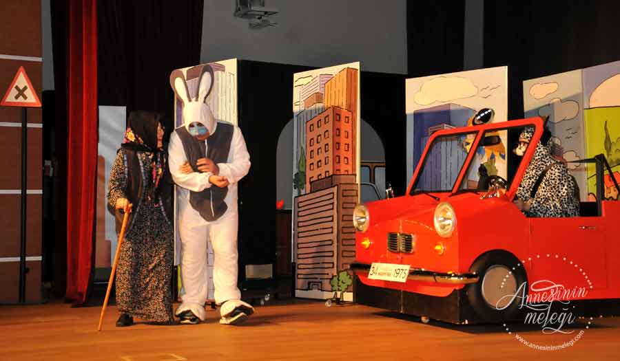 MAPFRE Vakfı’nın “Bıdık ile Köpük Trafikte” tiyatro oyunu ile çocuklara trafik kurallarını ücretsiz olarak sergilediği tiyatro oyunu ile eğlendirerek öğretiyor MAPFRE Vakfı’nın “Bıdık ile Köpük Trafikte” tiyatro oyunu ile çocuklara trafik kurallarını ücretsiz olarak sergilediği tiyatro oyunu ile eğlendirerek öğretiyor. Bıdık ile Köpük Trafikte, Tiyatro Oyunu,Tiyatro Alkış,çocuk tiyatroları istanbul anadolu,ücretsiz aktiviteler,çocuk tiyatroları istanbul avrupa yakası,çocuk tiyatroları istanbul anadolu yakası, ücretsiz çoçuk etkinlikleri,ücretsiz çocuk tiyatroları istanbul 2017,istanbul ücretsiz etkinlikler 2016,ücretsiz aktiviteler,ücretsiz çocuk tiyatroları istanbul 2017,çocuk tiyatroları istanbul anadolu,istanbul ücretsiz etkinlikler 2017,çocuk tiyatroları istanbul avrupa yakası,çocuk tiyatroları istanbul anadolu yakası,avm etkinlikleri,Kültür Sanat Etkinlikleri, Konser Tiyatro Sergi Fuar Eğlence Festival Yarışma Gösteri, çocuk tiyatrosu, gösteri, sirk, tema park etkinlikleri,En Güncel Çocuk Etkinlikleri - Tiyatro, Gösteri, Atölye,Çocuk Atölyeleri, çeşitli etkinlikler,Çocuk etkinlik ve mekan önerileri, İstanbul'da çocuklarla gezilecek müzeler, atölye çalışmaları, açık hava aktiviteleri, Çocuk Oyunları, çocuk tiyatroları,ücretsiz etkinlik, istanbul etkinlikleri, çocuk etkinlikleri, çocuk aktiviteleri,haftasonu çocuk etkinliği, haftasonu n yapsak,haftasonu çocuk için,çocuk etkinlikleri,çocuk etkinlikleri,11 yaş çocuk etkinlikleri,8 yaş çocuk etkinlikleri, anne çocuk etkinliği ,cumartesi çocuk etkinlikleri,istanbul avrupa yakası çocuklar için kurs ve etkinlik,istanbul avrupa yakasinda somestr etkinligi,karne aktıvıtelerı,karne günü etkınlıklerı, ucretsiz bebek etkinlikleri,belediyesi çocuk etkinlikleri,cocuk aktiviteleri,çocuklar için etkinlikler,istanbul avrupa yakasi,ücretsiz hafta sonu etkinlikleri,MAPFRE Vakfı MAPFRE sigorta