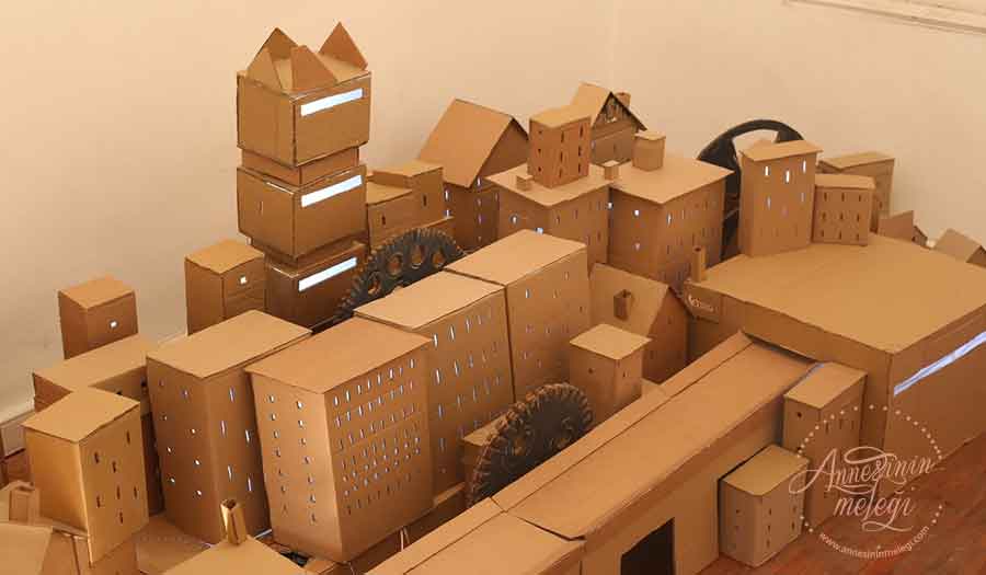 Zorlu Holding tarafından düzenlenen ‘Bir Hayal Bir Oyun Yarışması’nın birincisi olan Gökhan Kızıklı’nın kaleme aldığı “Karton Şehir“ adlı hikâye bu sezon da çocuklarla buluşacak. Karton Şehir,yılsonu gösterisi,Zorlu Holding,Bir Hayal Bir Oyun Yarışması birincisi,Mebrure Yagmur Anaz,Ömer Karasu,Dilek Demir,Efkan Develi, Burak Acar,Ayse Günyüz,Zeynep Sevi Yılmaz,Cansu Demirci,Yarkın Ünsal,Hasan Demirci,Mert Arat,Ayhan Bekdemir,Gizem Yorgancıoglu,Çise Damla Develi,Sebnem Seviktürk,Köksal Ünal,Miraç Üney,Tugçe Ayar,müzikal,Zorlu Performans Sanatları Merkezi Drama Sahnesi,ücretsiz çocuk oyunu,ücretsiz tiyatro oyunu,ücretsiz çocuk eğlence,çocuk etkinlikleri istanbul çocuk etkinlikleri gladyatörler prensesler Tarkan Akıncı Merve Yörük Müzik dans