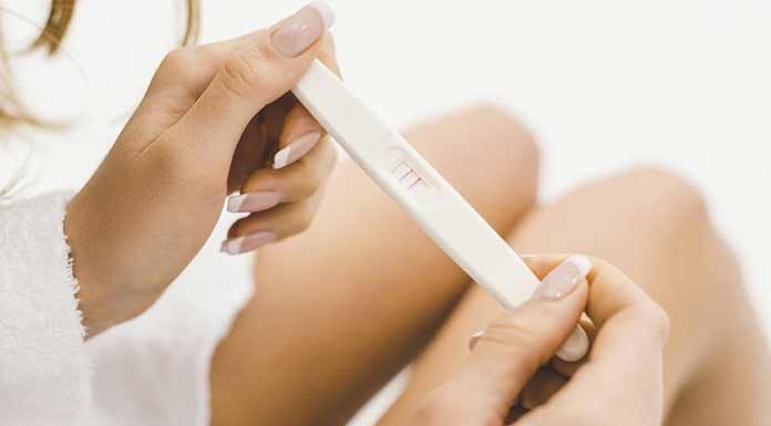 Hamilelikte ilk belirtiler Erken Hamilelik Belirtileri: Erken hamilelikte Lekelenmeler ve yerleşme ağrıları, adet gecikmesi, memelerde dolgunluk ve hassasiyet, yorgunluk