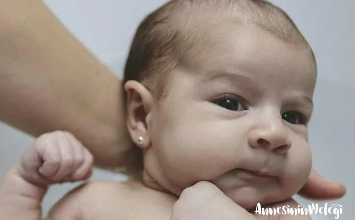 Bebeklerde kulak deldirme; 1 yaşından küçük bebeklerde bağışıklık sistemi yeterince güçlü olmadığı için açık yaranın mikrop kapma olasılığı yüksektir.