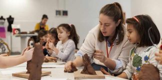 İstanbul Modern çocuklara sanatla dolu, eğlenceli ve yaratıcı bir yarıyıl tatili sunuyor. Bir Sanat Çalışmasını Çözümlemek, Foto Kolaj, Çamurdan Heykeller, Geleceğin Mimarları, Baskı Resim Atölyesi, Resimler ve Kostümler ve daha pek çok atölye programı yarıyıl tatilinde çocukları bekliyor