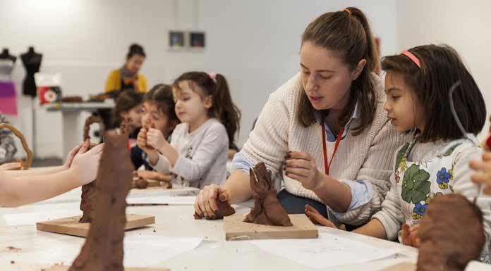 Çocuklar yarıyıl tatilinde sanatla buluşacak İstanbul Modern çocuklara sanatla dolu, eğlenceli ve yaratıcı bir yarıyıl tatili sunuyor. Bir Sanat Çalışmasını Çözümlemek, Foto Kolaj, Çamurdan Heykeller, Geleceğin Mimarları, Baskı Resim Atölyesi, Resimler ve Kostümler ve daha pek çok atölye programı yarıyıl tatilinde çocukları bekliyor
