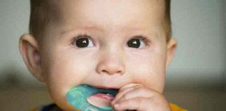 Bebekler çiğnemeye nasıl alıştırılır? Bebeklerin çiğnemeye alıştırılması için öncelikle bebek diş kaşıyıcılarına ve ek gıda denemelerine ilk başladığınız andan itibaren pütür içeren meyve suları, sebze çorbalarına ihtiyacınız var.