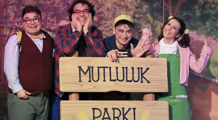 Eti Çocuk Tiyatrosu ‘Mutluluk Denince Akla’ ile sahnelere döndü Ücretsiz oyunlarıyla tiyatro sevgisi aşılayan Eti Çocuk Tiyatrosu, ilk özgün oyunu ‘Mutluluk Denince Akla’ ile yeniden sahnelerde