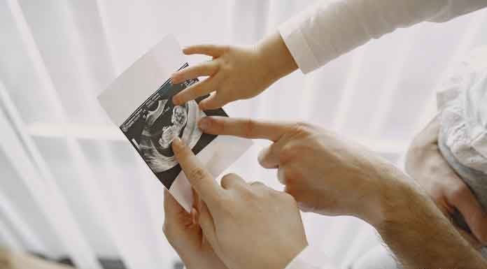 Bebeğin Cinsiyetini Kim Belirler? Bebeğin Cinsiyetini Kim Belirler? Bebeğin cinsiyetini sperm belirliyor. Yumurtaya giren ilk sperm X spermi ise ‘’kız’’ Y ise ‘’erkek’’ oluyor