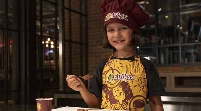 Yarıyıl Tatilinin En Lezzetli Aktivitesi: Kahve Dünyası Çikolata Atölyesi Çocuklar yarıyıl tatilinin tadını Kahve Dünyası Fabrika Veliefendi'de düzenlenen çikolata atölyelerinde çıkarıyor. 4-10 yaş grubuna özel olarak düzenlenen çikolata atölyelerinde çocuklar, kakao çekirdeğinin çikolataya dönüşme yolculuğuyla ilgili şeflerden bilgiler edinirken, kendi çikolatalarını hazırlama fırsatını da yakalıyor.